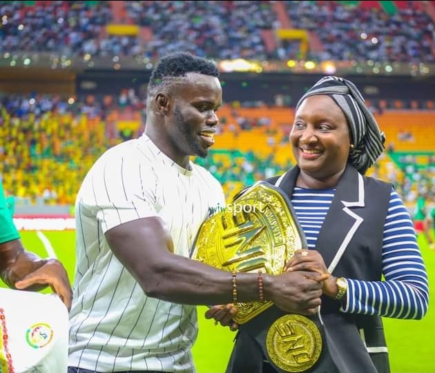 Le Champion du monde Reug Reug a présenté sa ceinture aux Lions et au public du Stade Abdoulaye Wade !